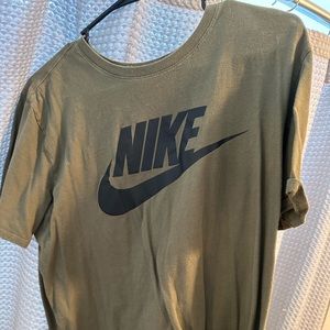 nike shirt size medium